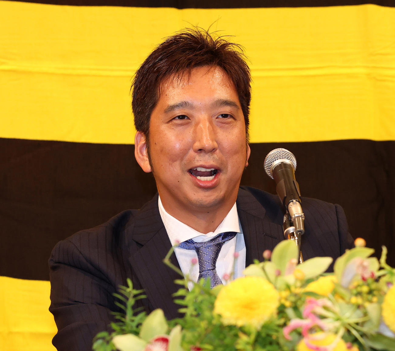 西宮市内のホテルで現役引退発表会見を行う藤川球児（撮影・清水貴仁）