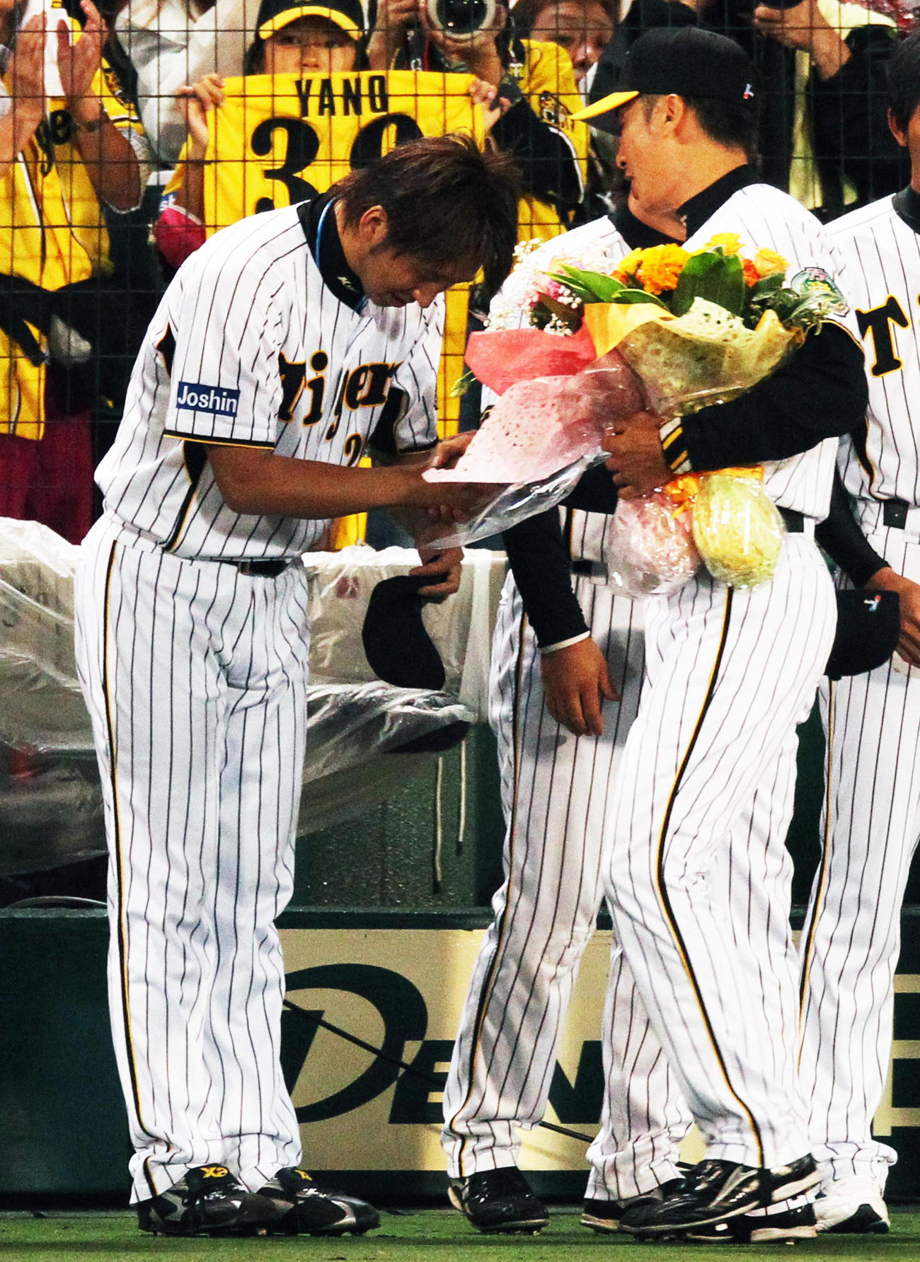 阪神対横浜22回戦　矢野燿大引退セレモニーで矢野燿大（右）に頭を下げる藤川球児（2010年9月30撮影）