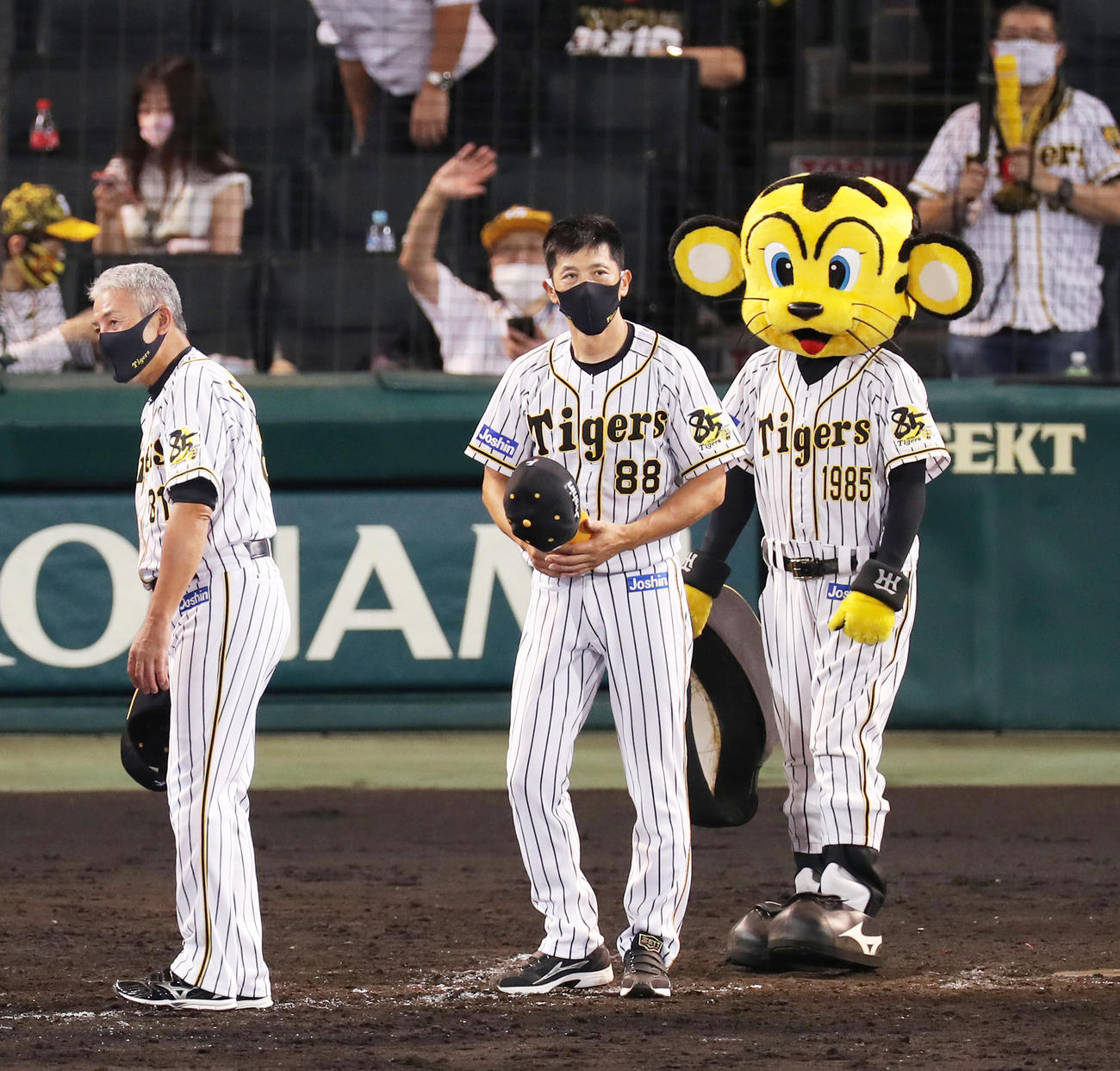 ヤクルトにサヨナラ勝ちし、スタンドのファンにあいさつする阪神矢野監督（撮影・前田充）
