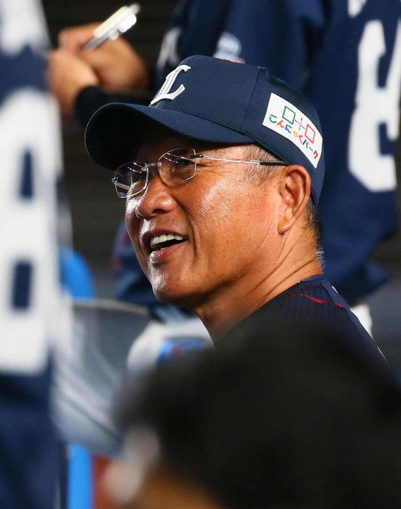 ロッテ対西武　ベンチで笑顔を見せる西武辻監督（撮影・足立雅史）