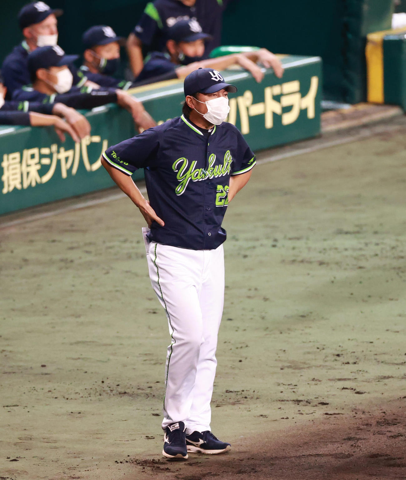 阪神対ヤクルト　9回裏阪神、選手交代を告げる高津臣吾監督（撮影・清水貴仁）