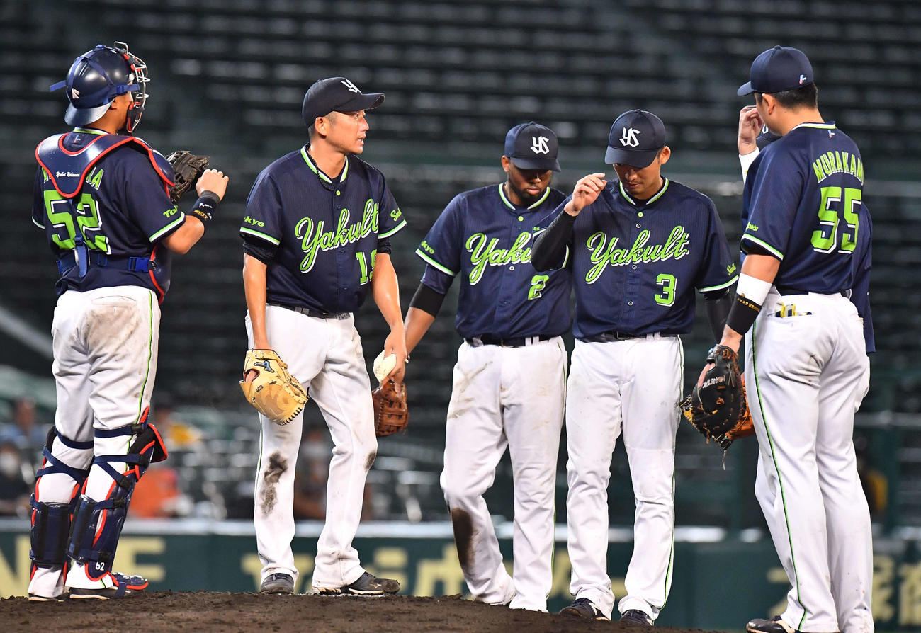 阪神対ヤクルト　6回裏阪神無死一、二塁、ピンチの石川雅規（中央）に集まるヤクルトナイン（撮影・上田博志）