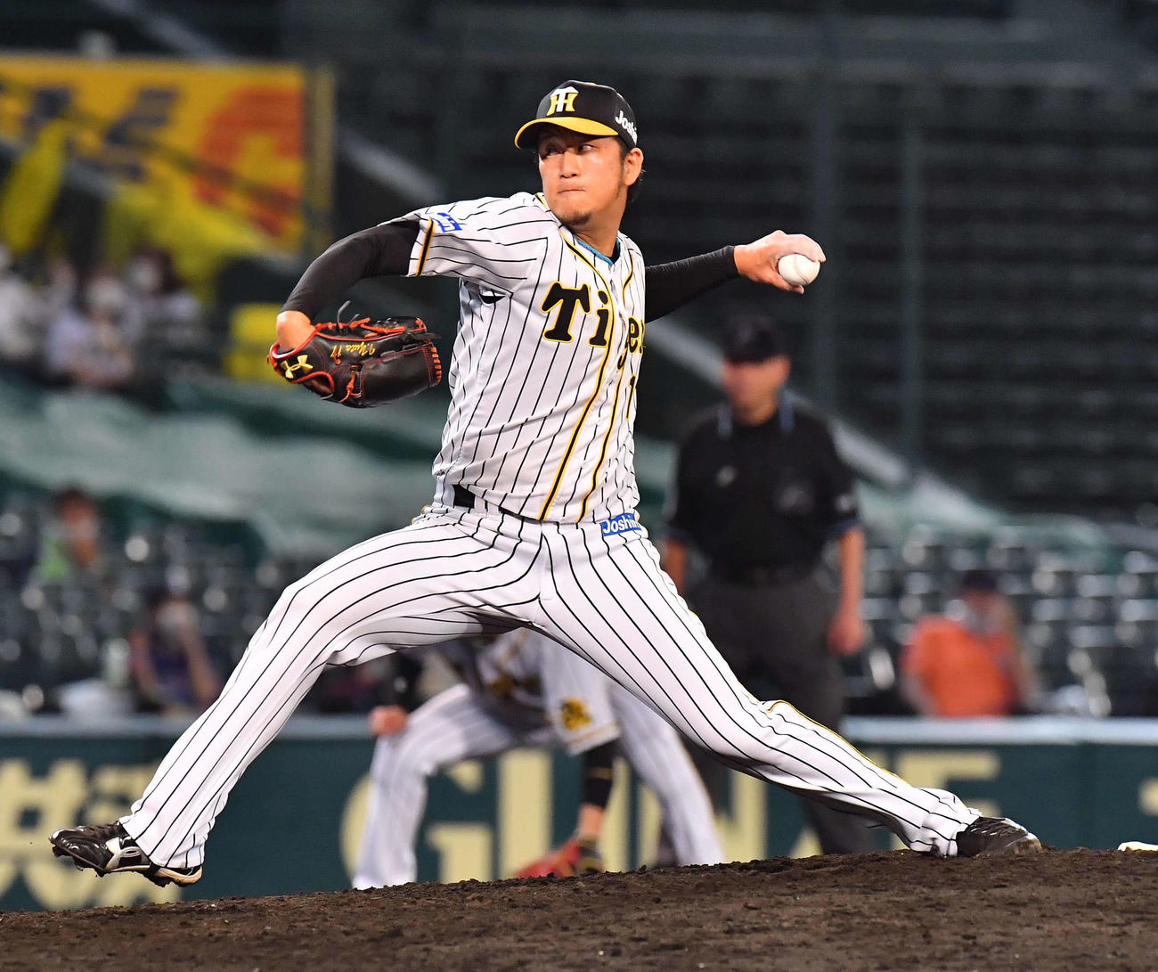 阪神対ヤクルト　阪神2番手で登板する岩貞（撮影・上田博志）