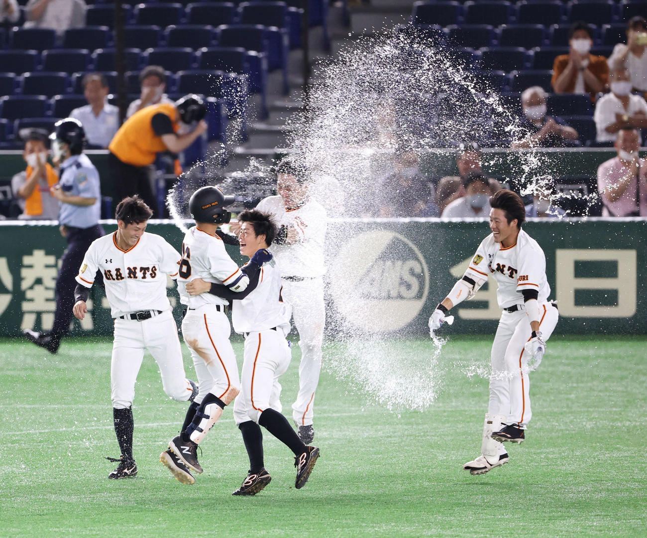 巨人対DeNA　9回裏巨人無死満塁、右前にサヨナラ打を放ち水を掛けられ祝福される吉川尚（中央）（撮影・河野匠）