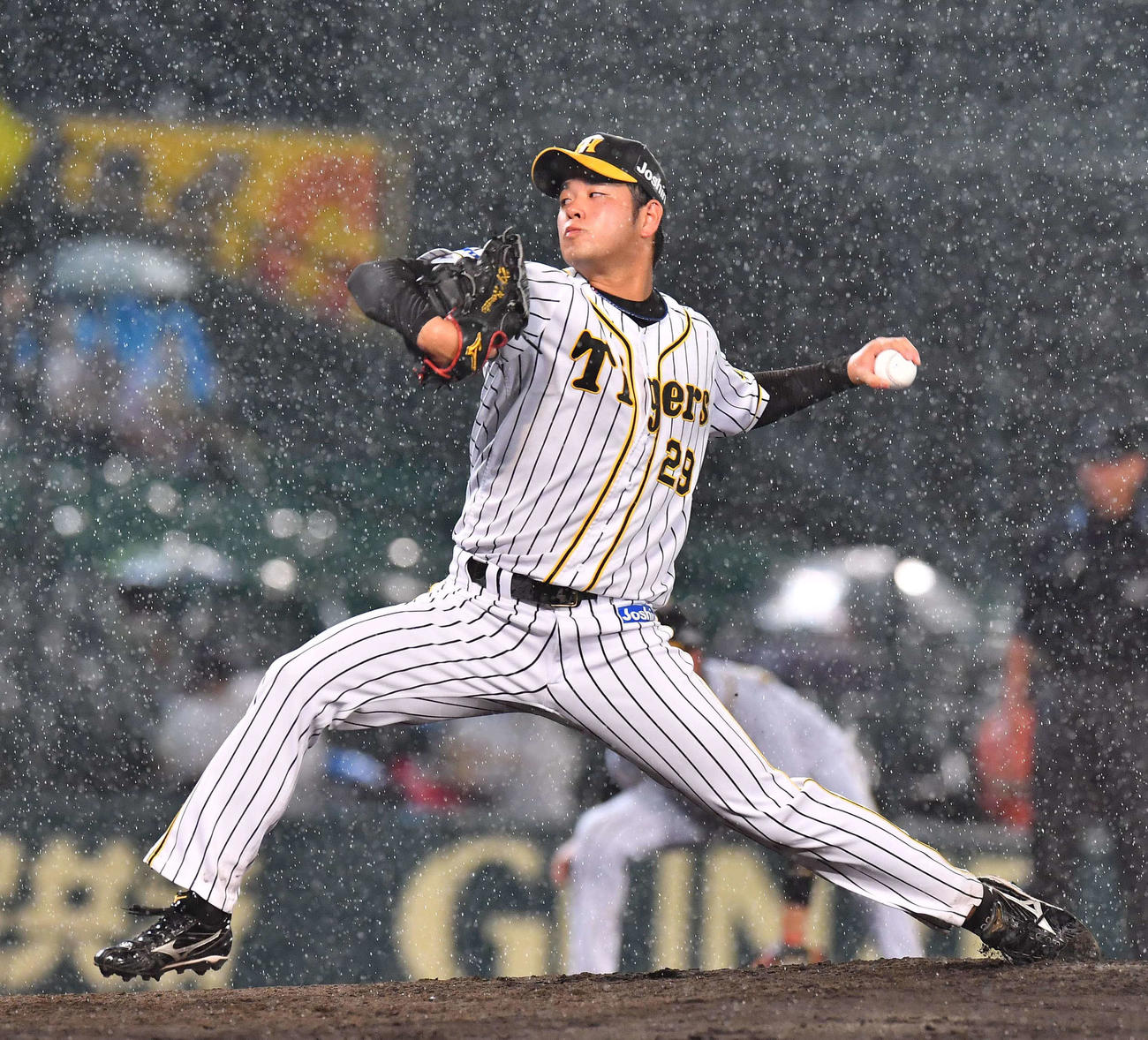 阪神対ヤクルト　大雨の中、力投する阪神先発の高橋遥人（撮影・上田博志）