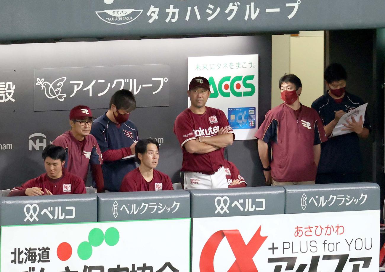 日本ハム対楽天　ベンチで険しい表情の楽天三木監督（中央）（撮影・佐藤翔太）