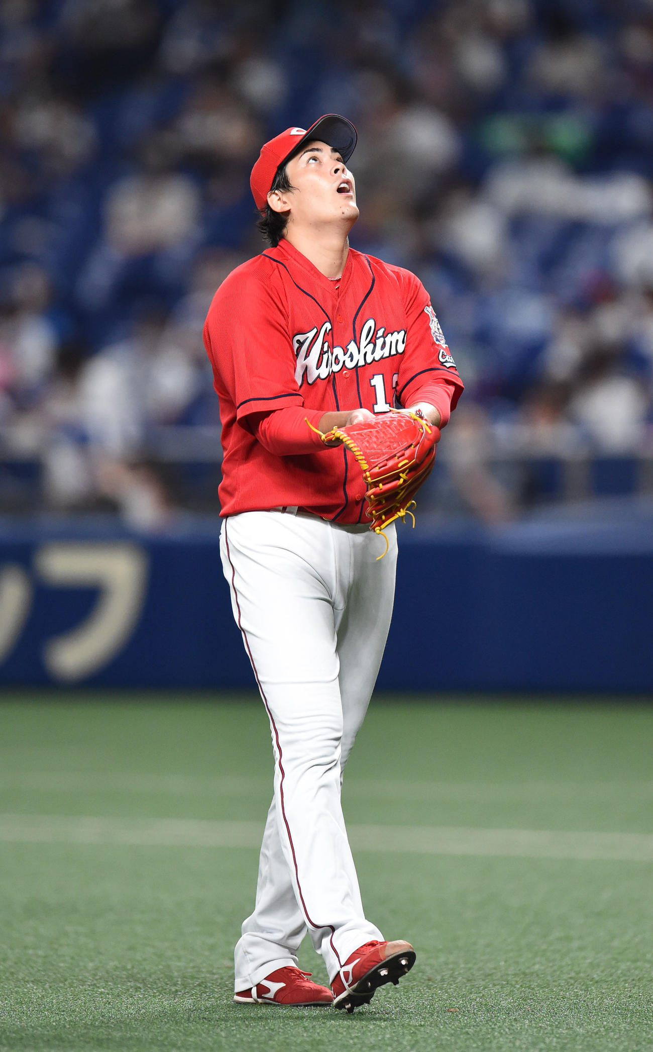 中日対広島　5回裏中日攻撃終了、大野雄の投ゴロで1点を失った九里は、天を仰いでベンチへ戻る（撮影・森本幸一）