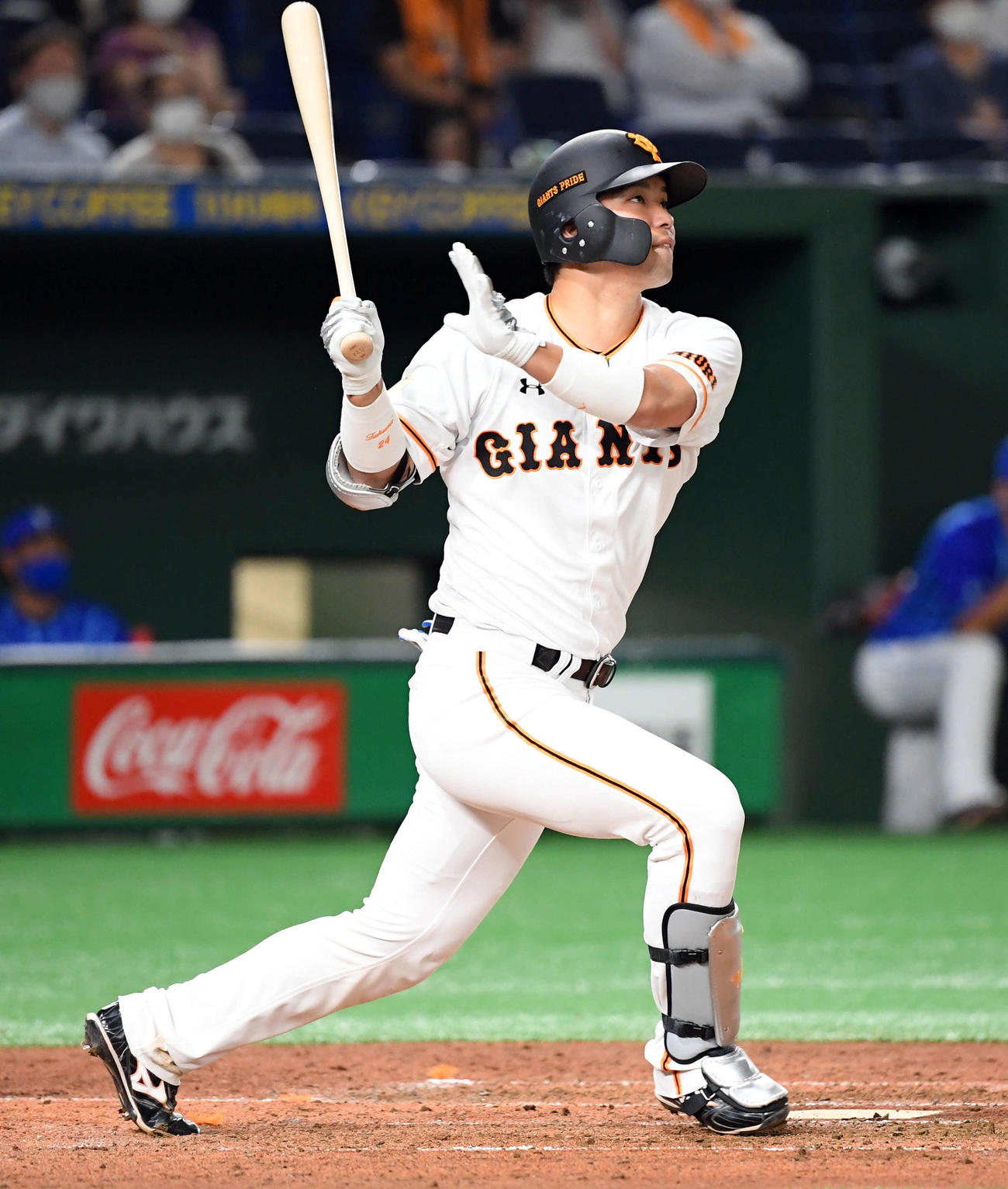 巨人対DeNA　4回裏巨人2死一塁、右越えに2点本塁打を放つ大城（撮影・たえ見朱実）