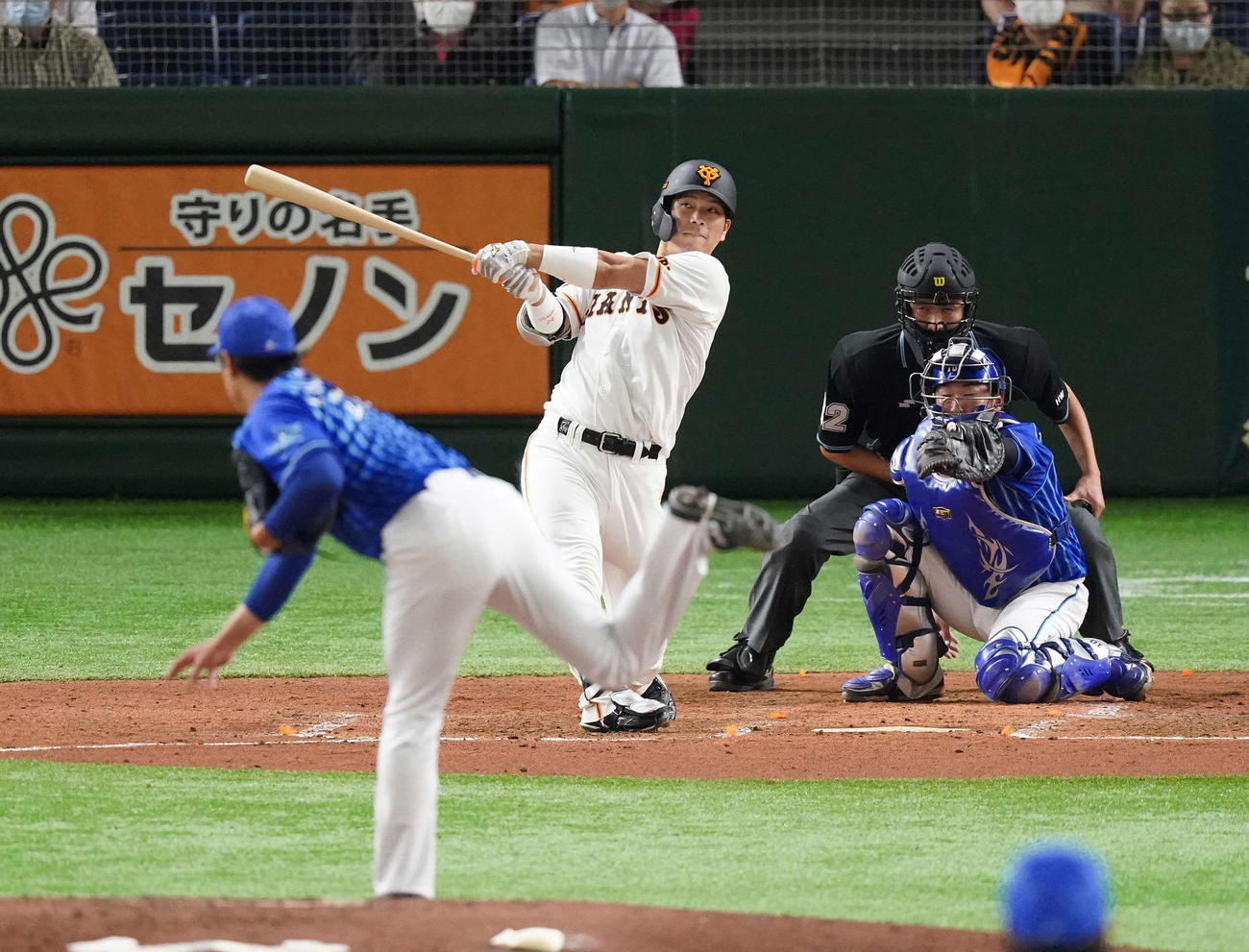 巨人対DeNA　4回裏巨人2死一塁、先制の右越え2点本塁打を放つ大城。投手上茶谷（撮影・鈴木みどり）
