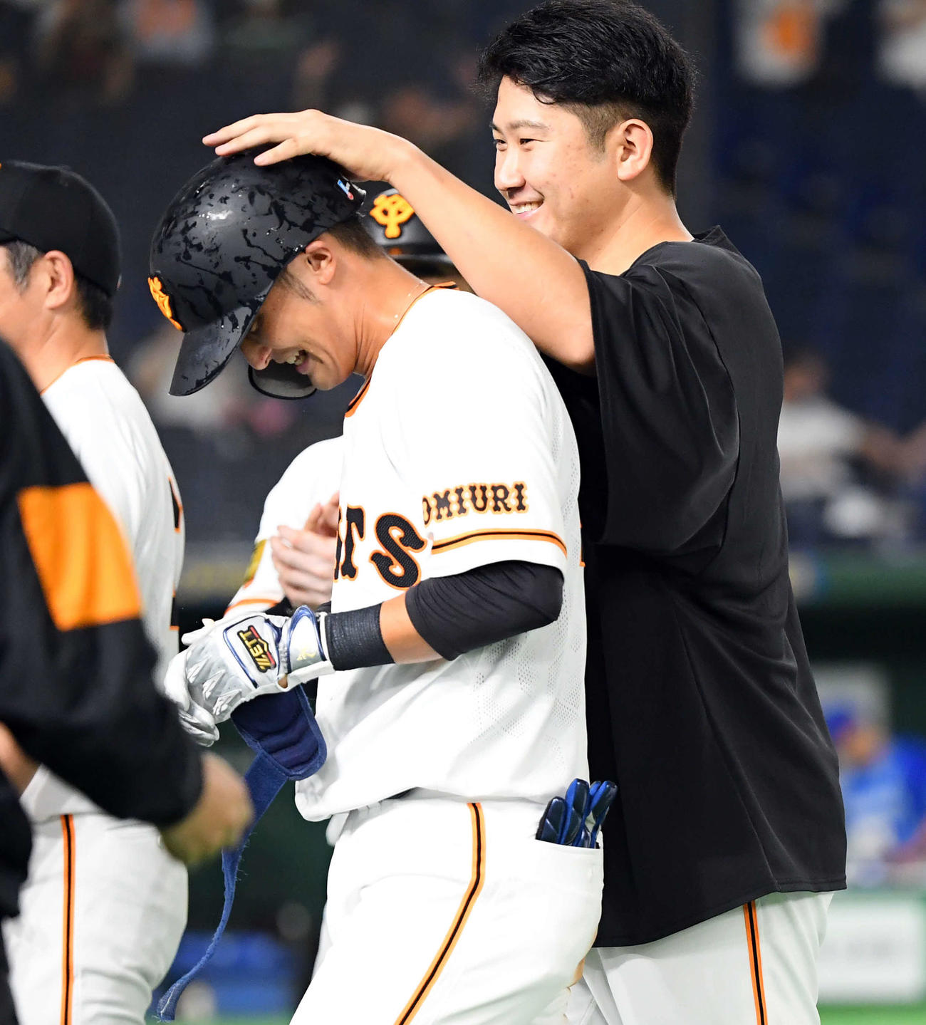 巨人対DeNA　サヨナラ安打を放っ吉川尚の頭をなでる菅野（撮影・たえ見朱実）
