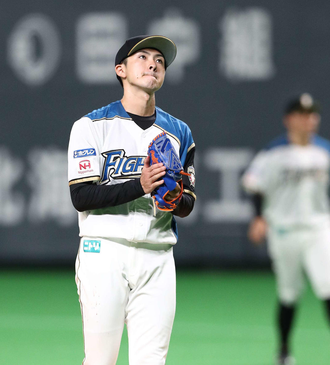 日本ハム対楽天　完封勝利を挙げグラブをたたく上沢（撮影・黒川智章）