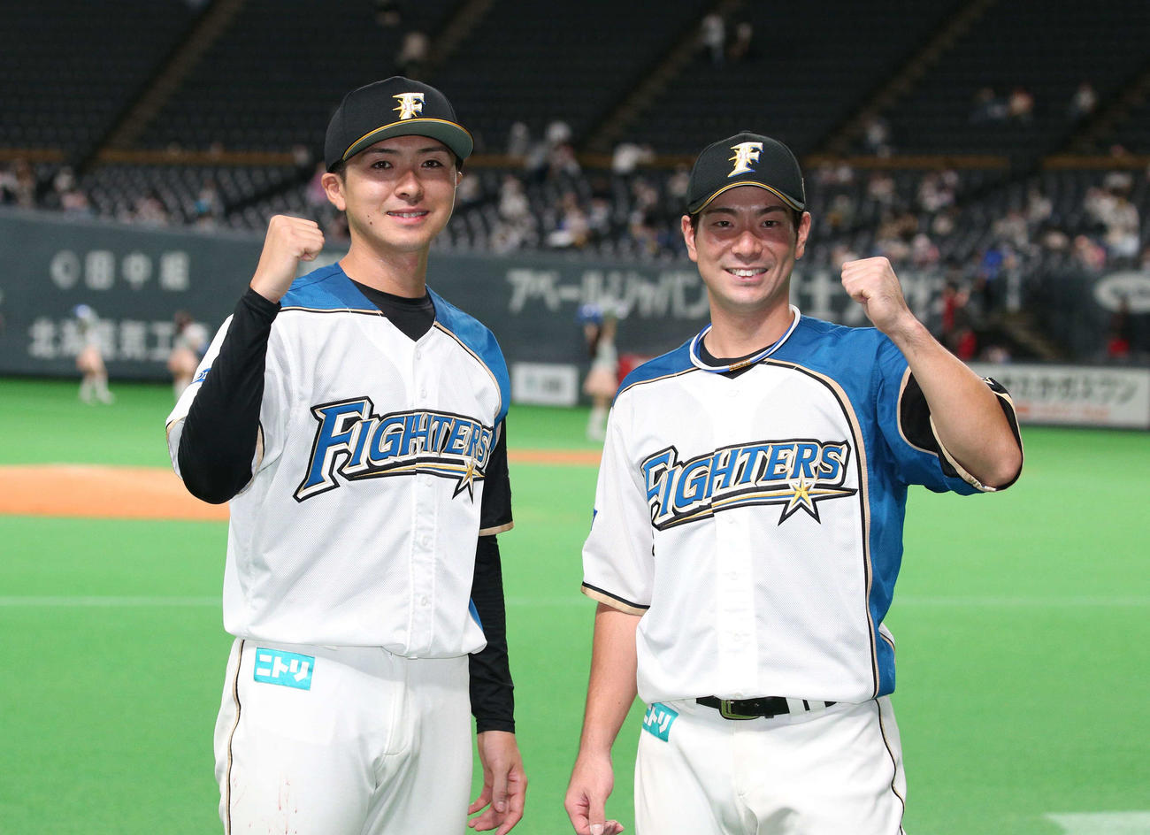 日本ハム対楽天　試合後、ガッツポーズの上沢（左）と松本（撮影・黒川智章）
