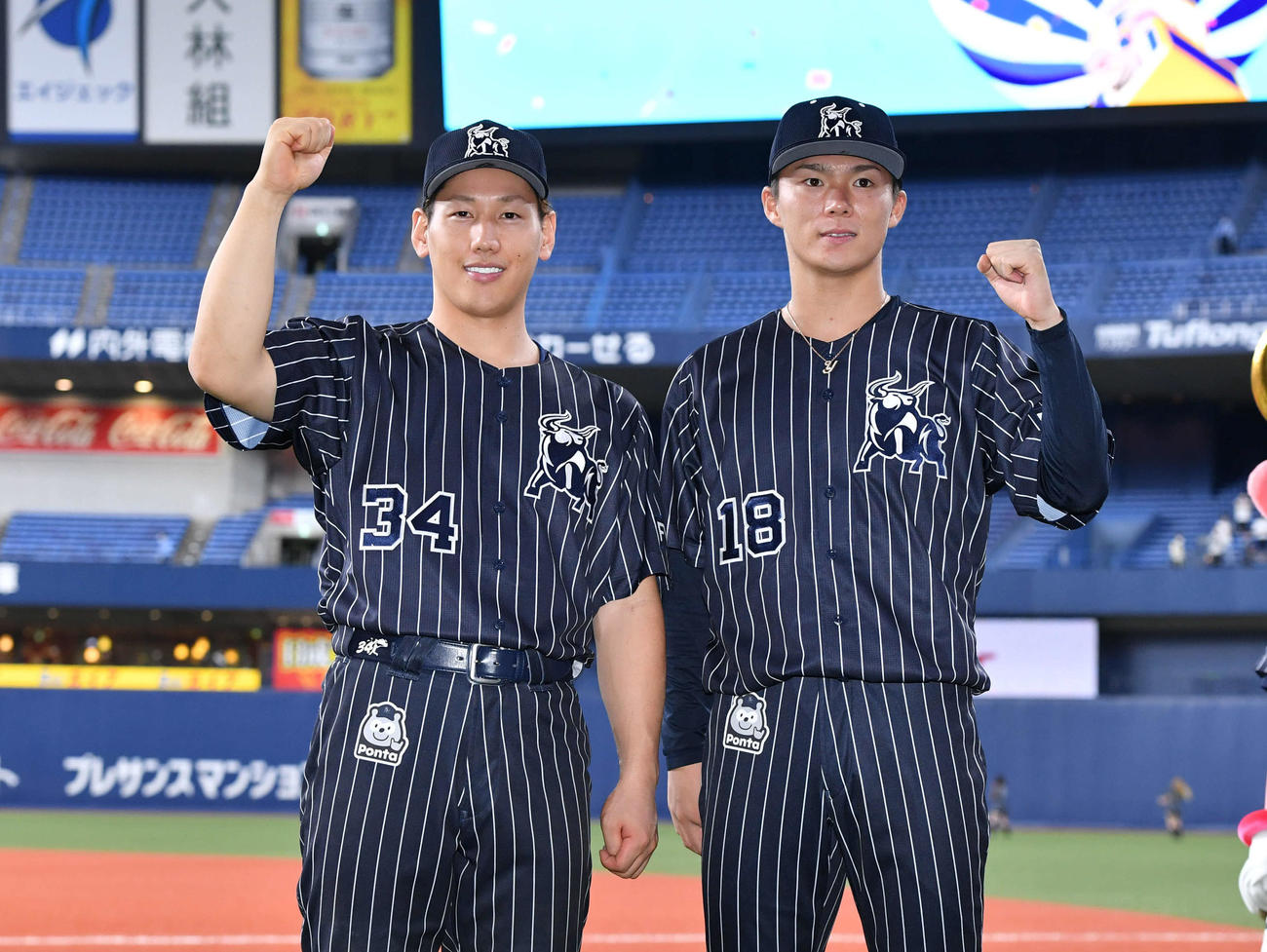オリックス対ソフトバンク16回戦　ソフトバンクに勝利し、ガッツポーズする吉田正尚（左）と山本由伸（撮影・岩下翔太）