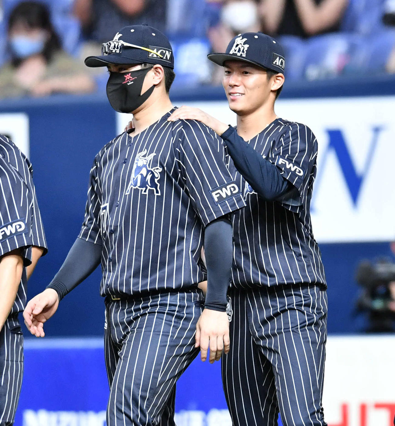 オリックス対ソフトバンク16回戦　7回無失点で4勝目をあげ、笑顔で若月健矢（左）の肩をもみながらベンチ前に整列する山本由伸（撮影・岩下翔太）