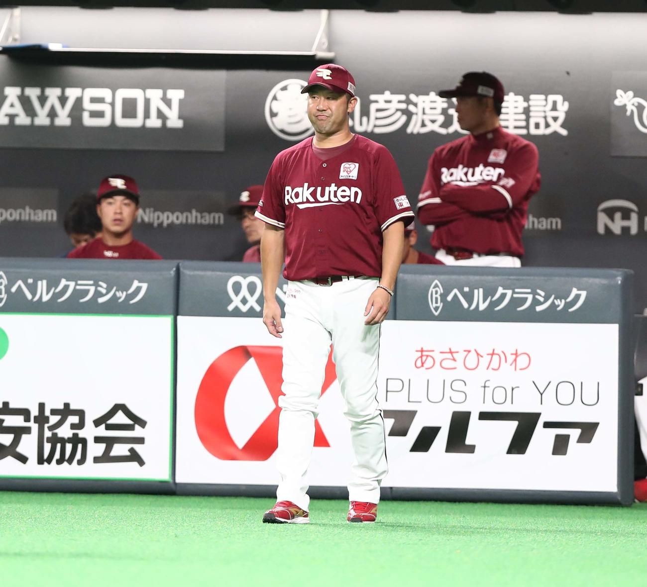 日本ハム対楽天　渋い表情で投手交代を告げる三木監督（撮影・黒川智章）