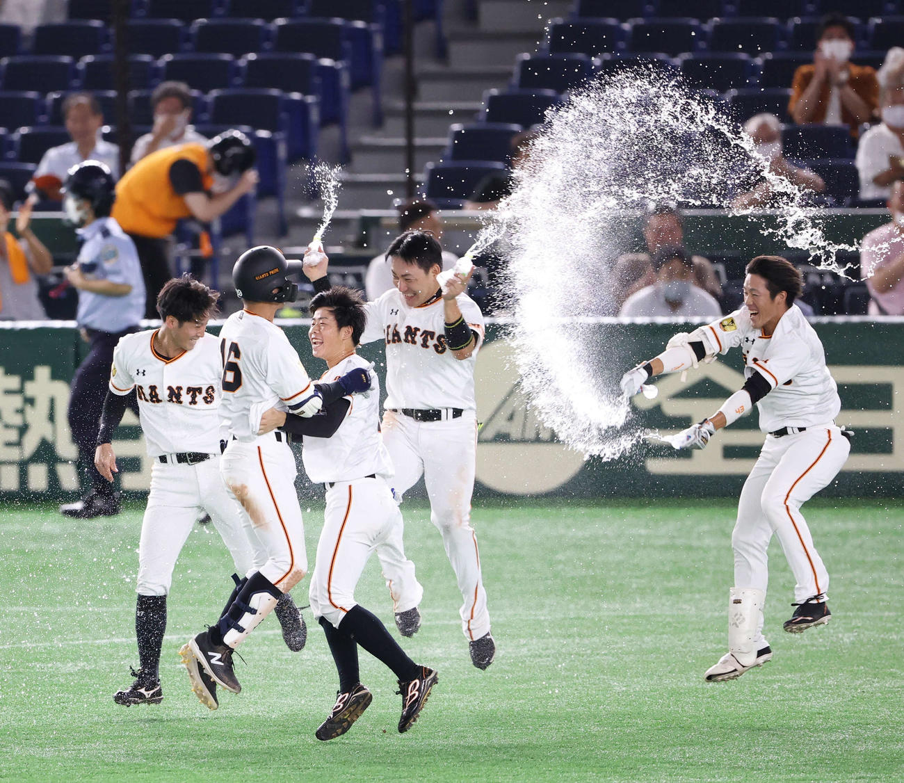 巨人対DeNA　9回裏巨人無死満塁、右前にサヨナラ打を放ち水を掛けられ祝福される吉川尚（左から2人目）（撮影・河野匠）