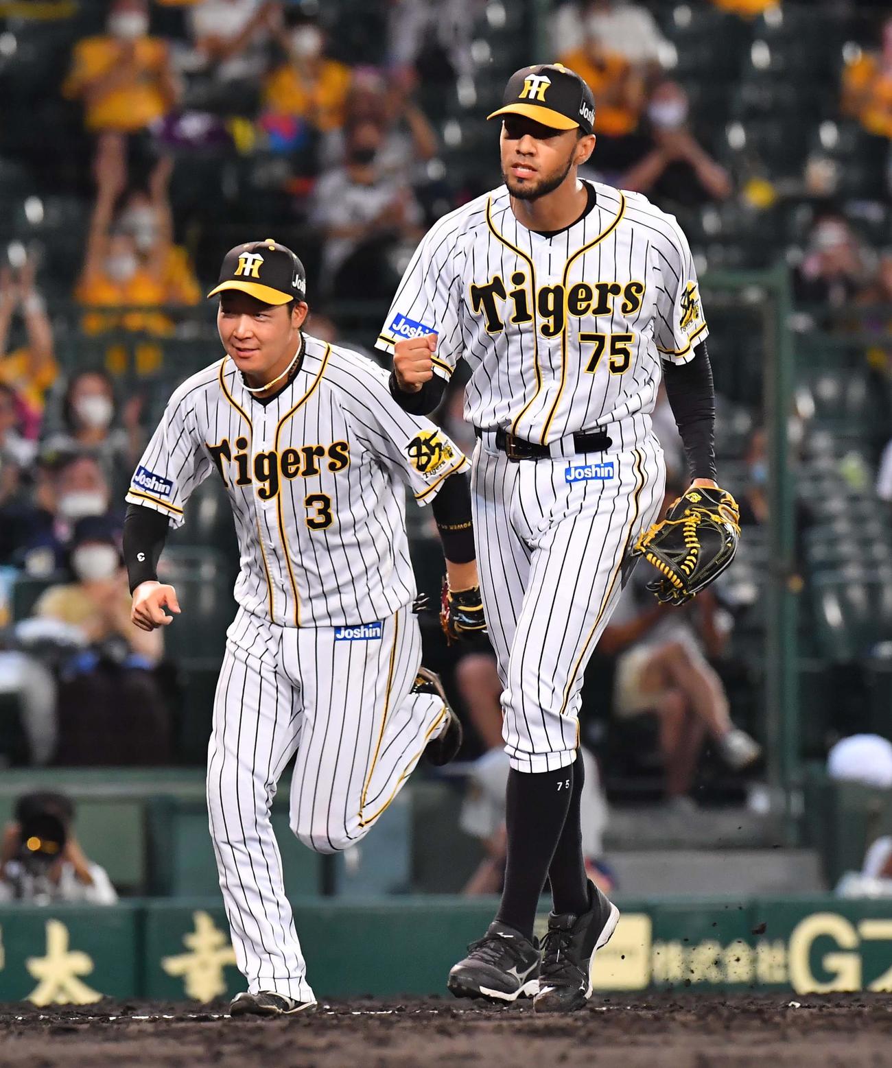 阪神対ヤクルト　9回表ヤクルト2死一、三塁、代打坂口智隆を三飛に打ちとりガッツポーズするロベルト・スアレス（撮影・上田博志）