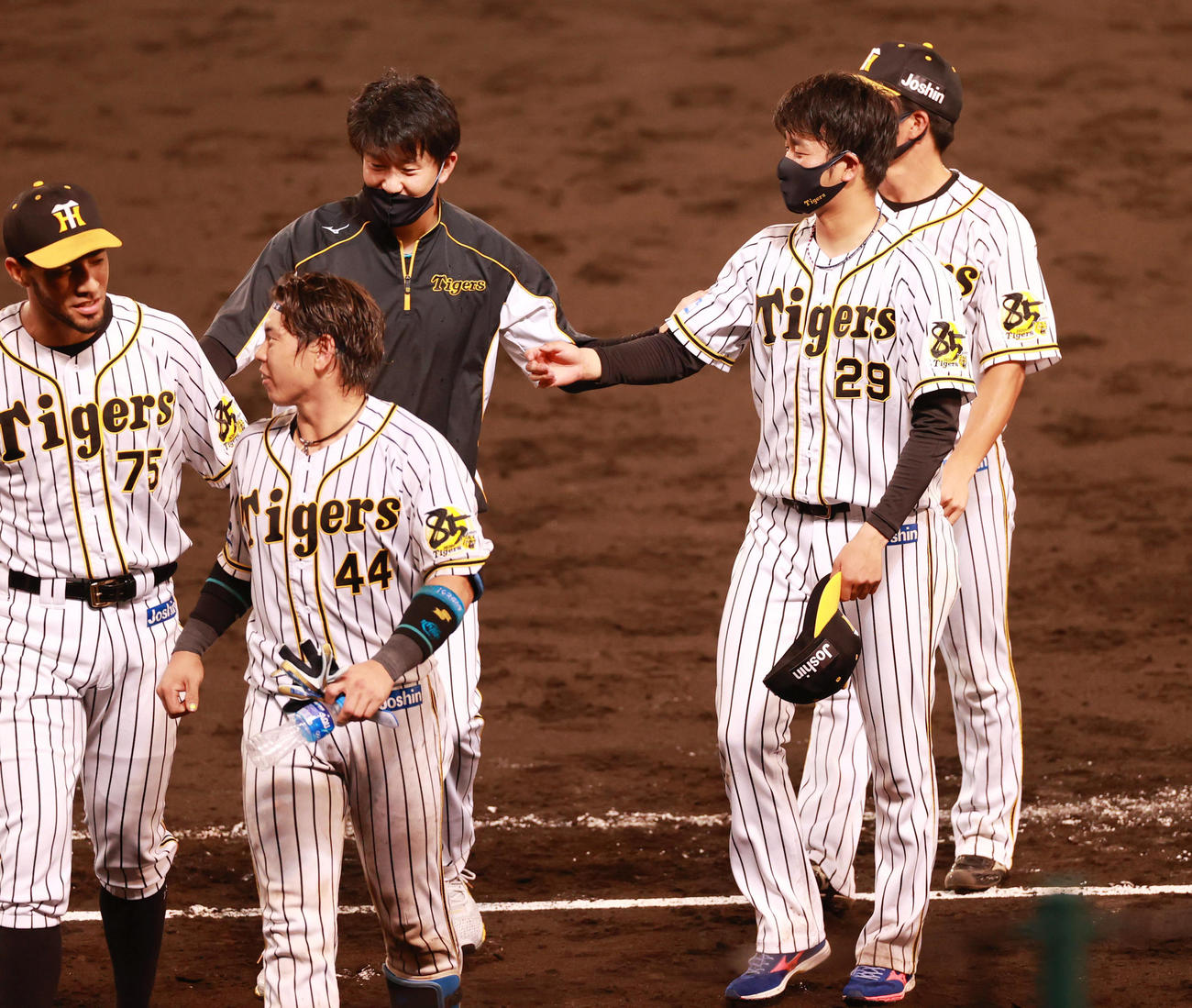 阪神対ヤクルト　サヨナラ勝ちに笑顔をみせる選手たち、左からロベルト・スアレス、梅野隆太郎、岩貞祐太、高橋遥人（撮影・清水貴仁）