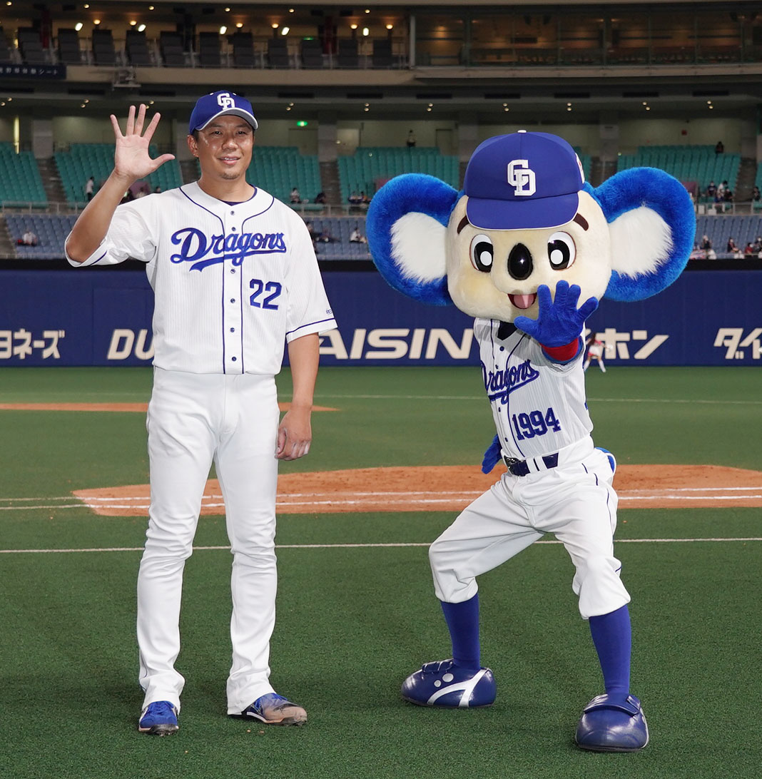 5試合連続完投勝利を決めドアラとポーズを決める大野雄（左）（撮影・森本幸一）