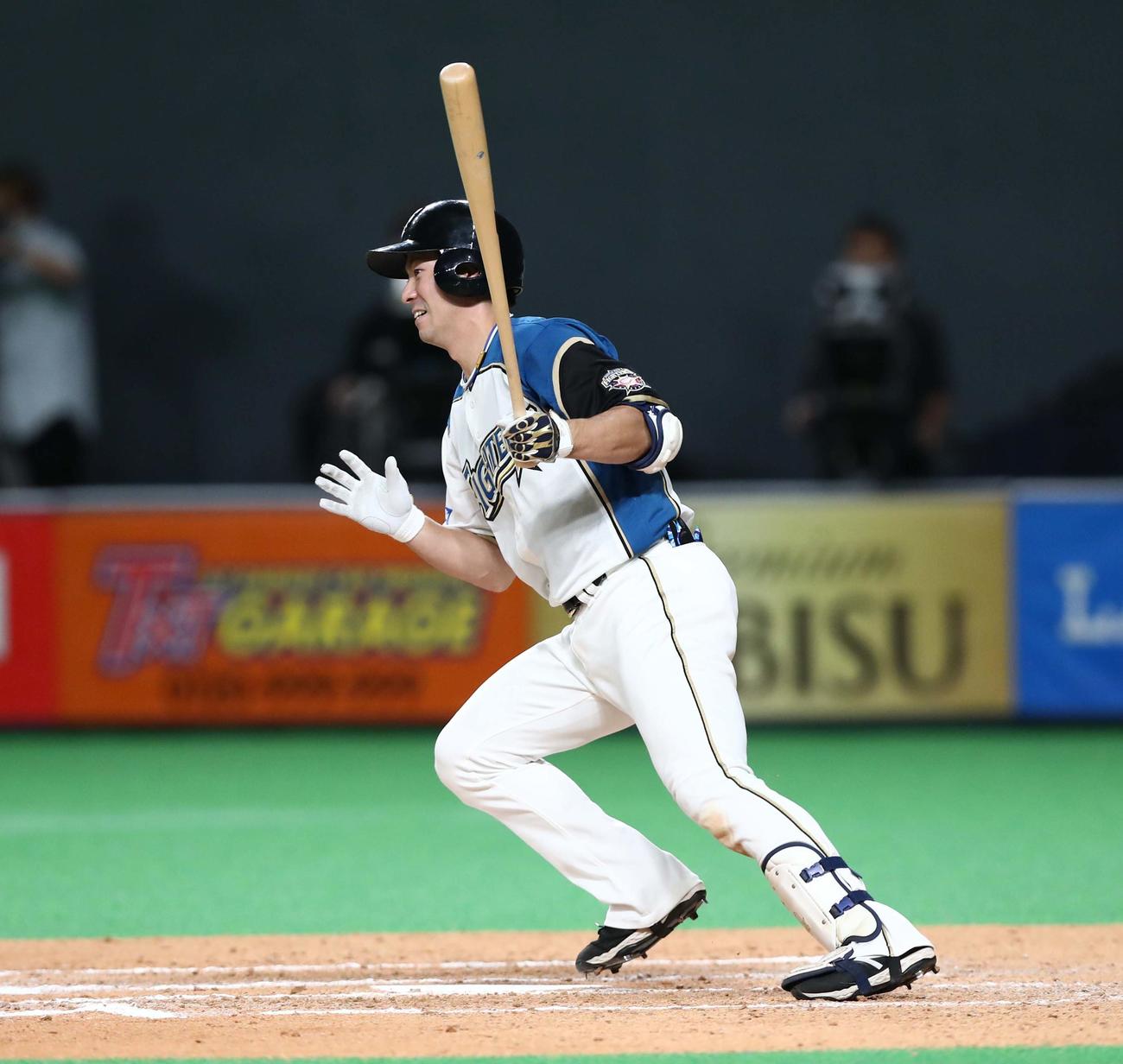 日本ハム対楽天　7回裏日本ハム1死一、三塁、左前適時打を放つ松本（撮影・黒川智章）