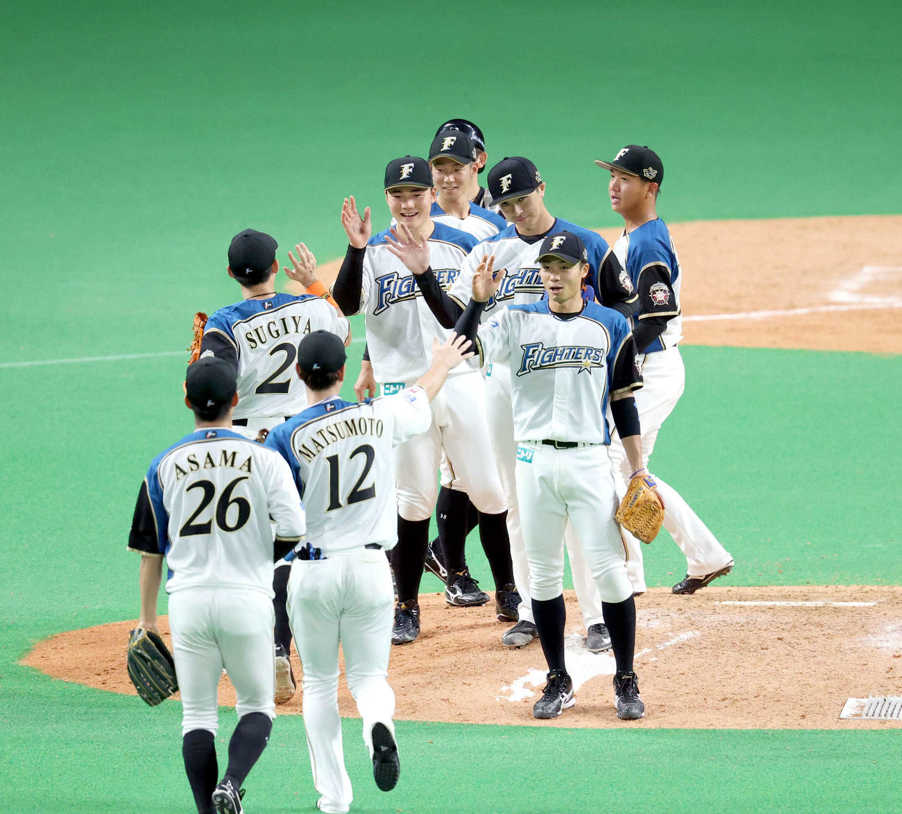 日本ハム対楽天　試合終了後、日本ハム松本を出迎える上沢（右から3人目）（撮影・佐藤翔太）
