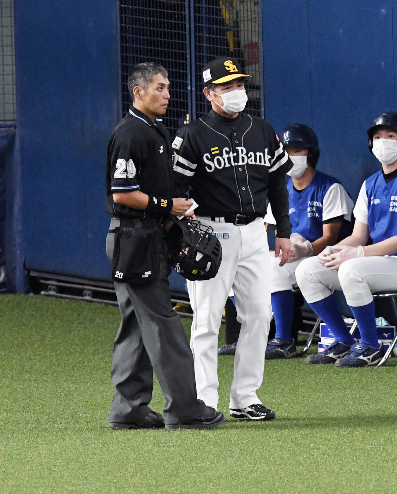 オリックス対ソフトバンク　7回裏オリックス2死二塁、千賀の交代を告げる工藤監督（撮影・前岡正明）