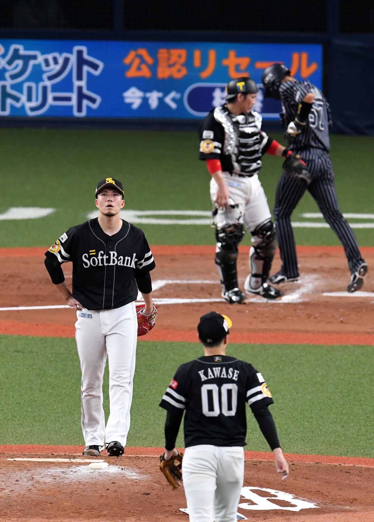 オリックス対ソフトバンク　6回裏オリックス2死満塁、代打の福田に押し出しの四球を与えがっくりする千賀。奥は生還した中川（撮影・前岡正明）