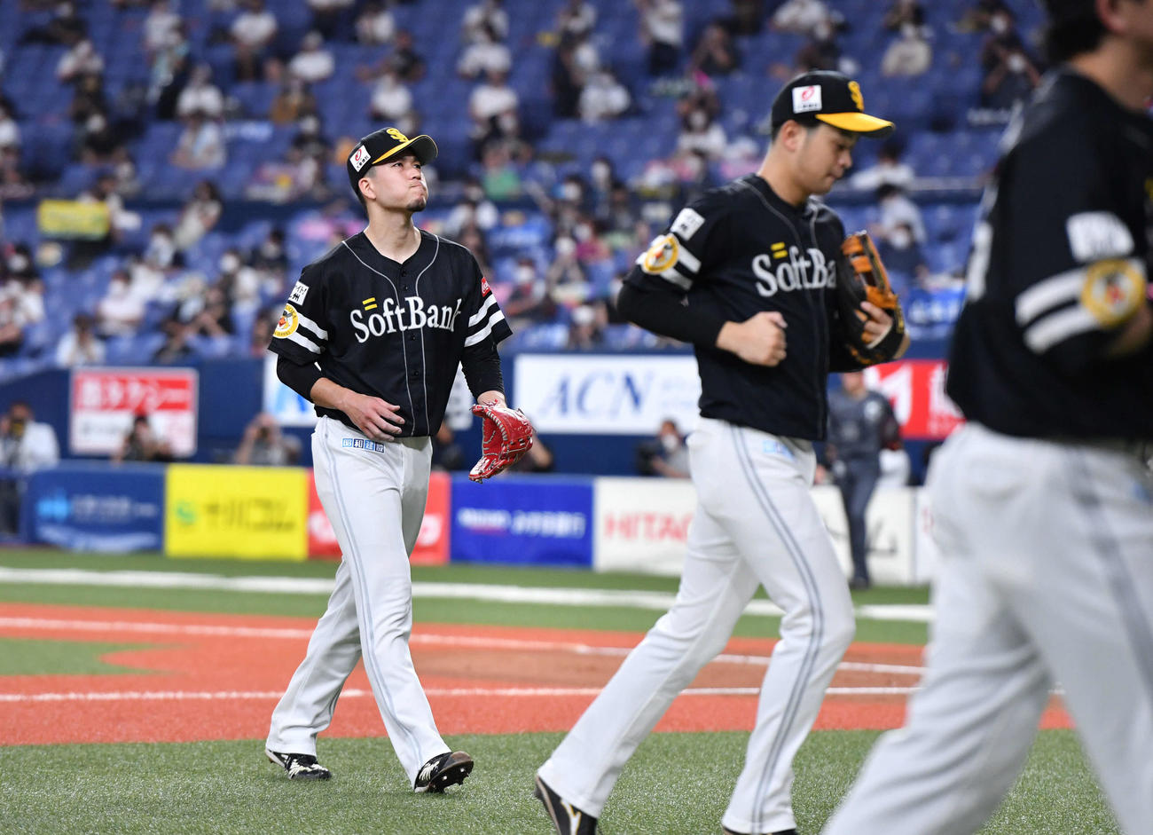 オリックス対ソフトバンク　6回裏、3点を先制され、悔しそうな表情でベンチへ戻る千賀（左）（撮影・岩下翔太）