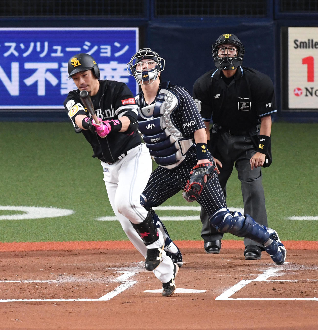 オリックス対ソフトバンク　1回表ソフトバンク2死満塁、松田宣は中飛に倒れる（撮影・前岡正明）