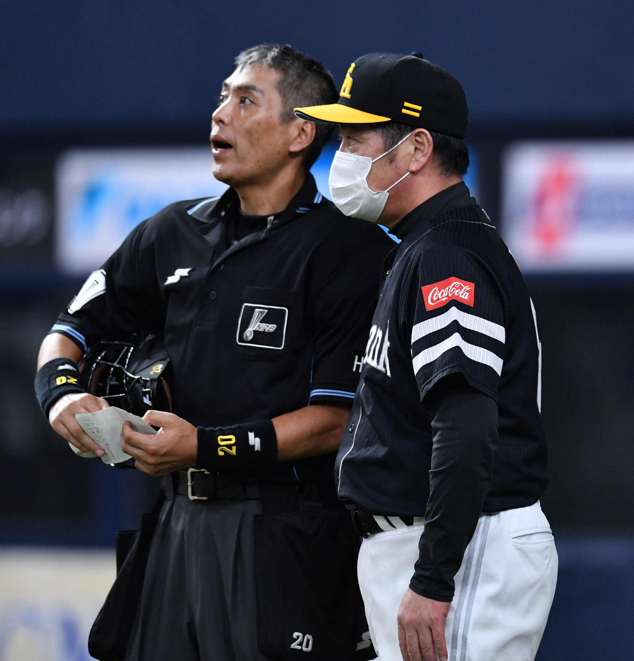 オリックス対ソフトバンク　8回表の攻撃を終え、投手の交代を告げるソフトバンク工藤監督（右）（撮影・岩下翔太）