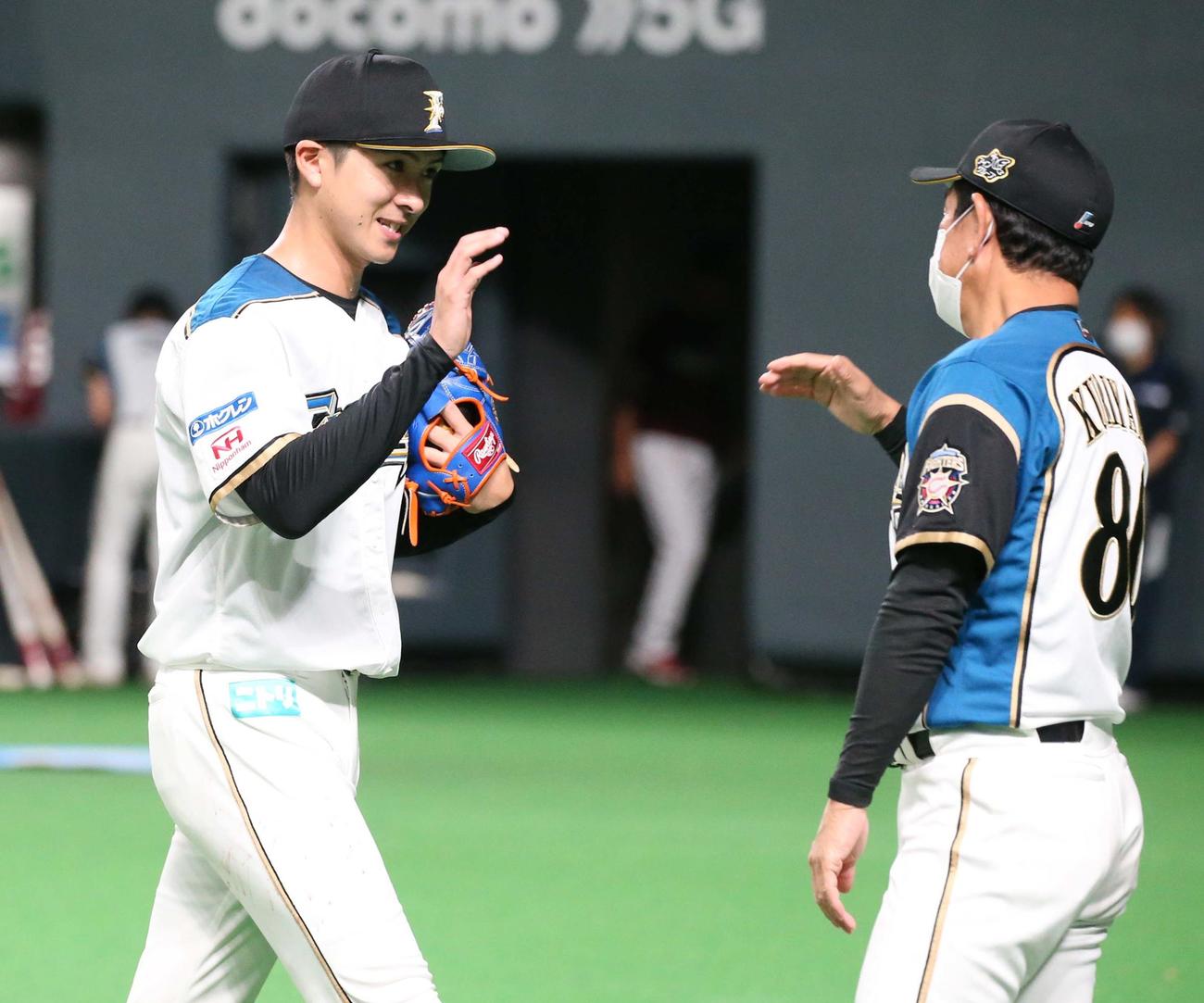 日本ハム対楽天　試合後、栗山監督に出迎えられる上沢（撮影・黒川智章）