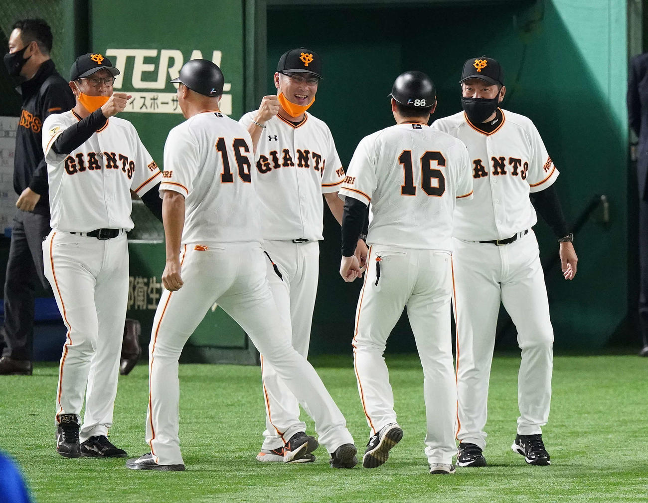 巨人対DeNA　サヨナラ勝ちし、笑顔の巨人原監督（右）（撮影・鈴木みどり）