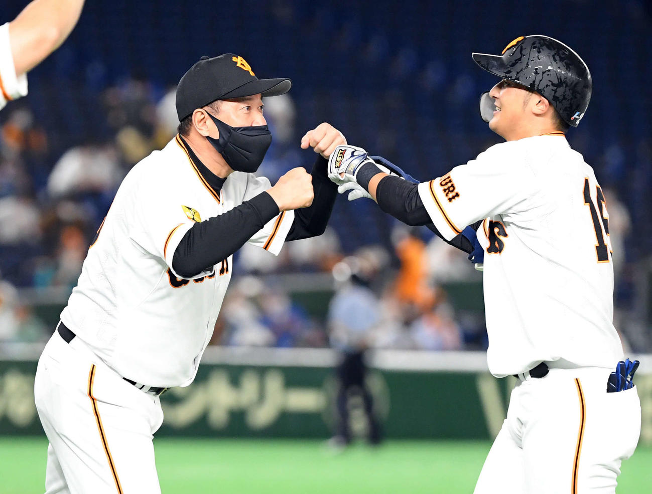 巨人対DeNA　サヨナラ安打を放っ吉川尚輝とグータッチをする原辰徳監督（撮影・たえ見朱実）