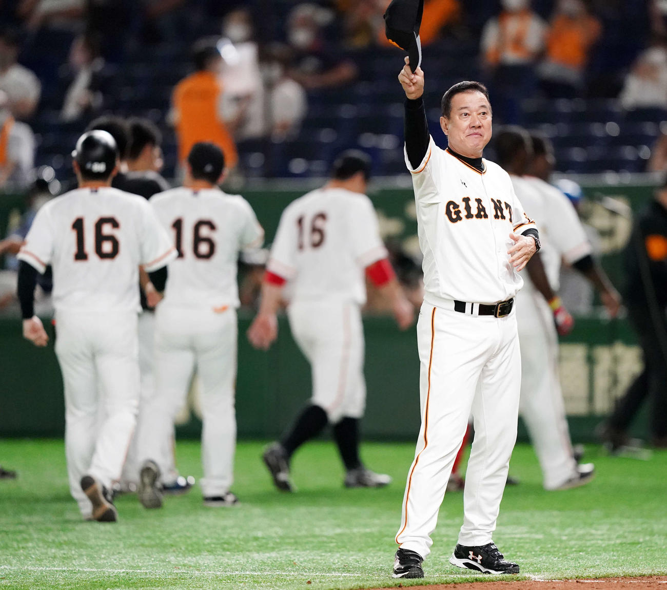 巨人対DeNA　試合後、スタンドのファンに手を振る巨人原監督（撮影・江口和貴）