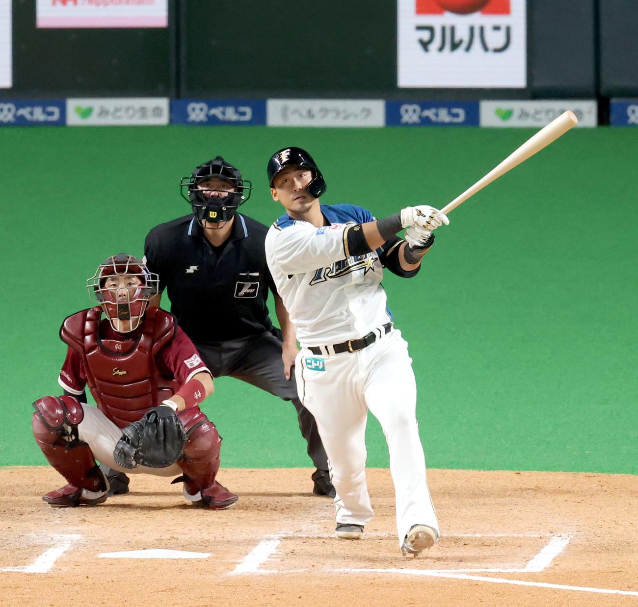 日本ハム対楽天　6回裏日本ハム1死、中田は二塁打を放つ（撮影・佐藤翔太）
