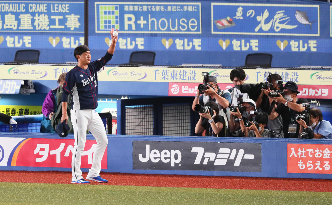 ロッテ対西武　西武移籍後初勝利を挙げスタンドの声援に応える内海（撮影・足立雅史）