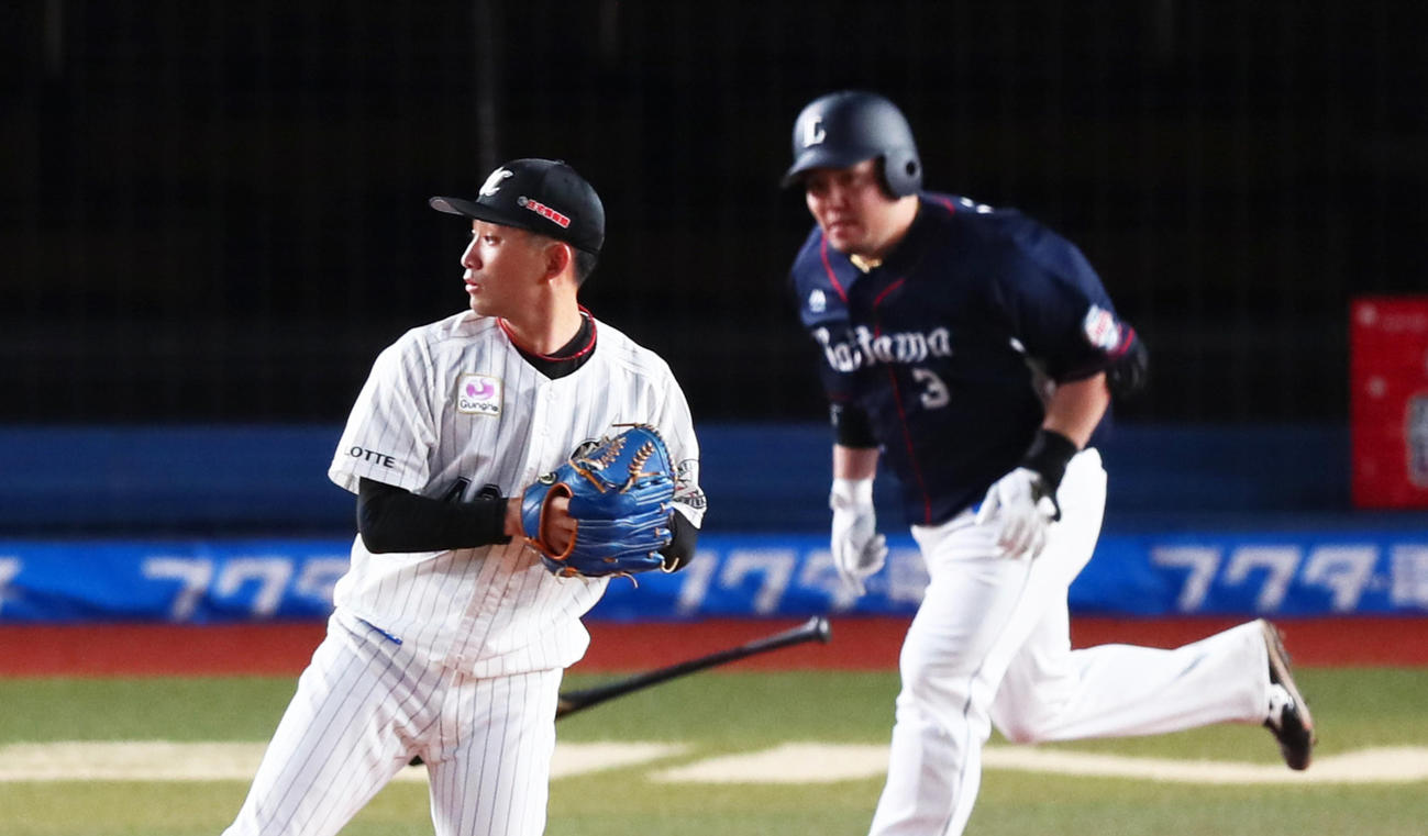 ロッテ対西武　2回表西武無死、山川を投ゴロに仕留めた小島（撮影・足立雅史）
