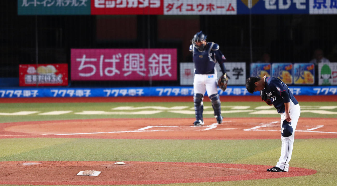 ロッテ対西武　マウンドに一礼し試合に臨む西武内海（撮影・足立雅史）