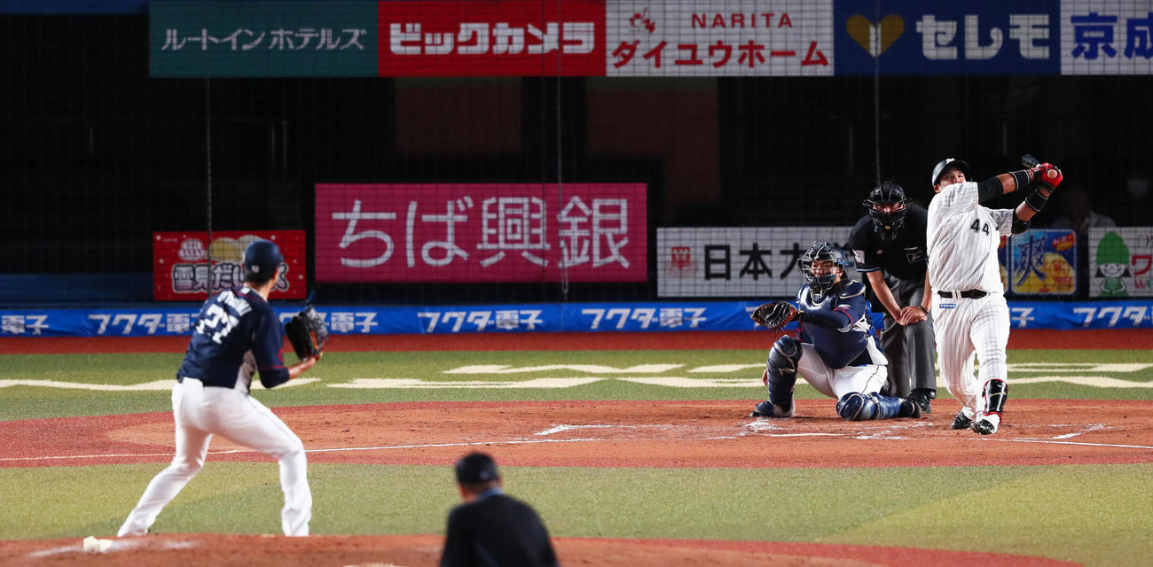 ロッテ対西武　2回裏ロッテ無死、井上は空振り三振に倒れる。投手内海（撮影・足立雅史）