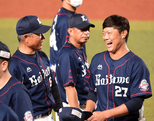 ロッテ対西武　移籍後初勝利を飾った内海（右）は、西武辻監督と笑顔で言葉を交わす（撮影・横山健太）