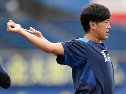 ロッテ対西武　アップをする西武内海（撮影・横山健太）