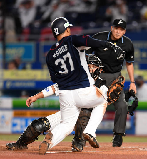 ロッテ対西武　5回表西武2死一、二塁、柘植（手前）をタッチアウトにする田村（撮影・横山健太）