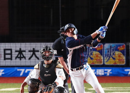 ロッテ対西武　7回表西武無死、中越え本塁打を放つ木村。投手小島（撮影・足立雅史）