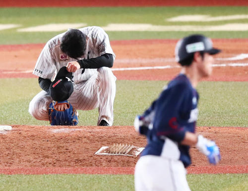 ロッテ対西武　7回表西武無死、木村（右）に中越え本塁打を浴びしゃがみ込む小島（撮影・足立雅史）