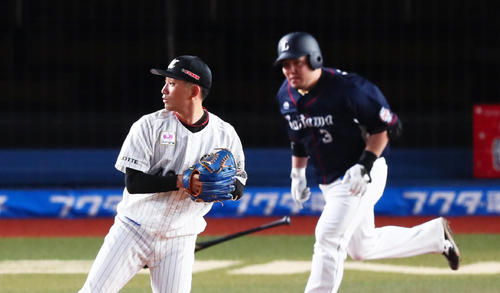 ロッテ対西武　2回表西武無死、山川を投ゴロに仕留めた小島（撮影・足立雅史）