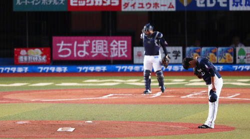 ロッテ対西武　マウンドに一礼し試合に臨む西武内海（撮影・足立雅史）