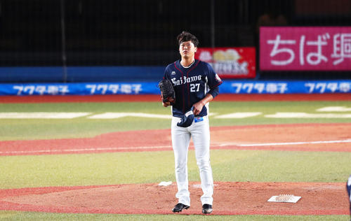 ロッテ対西武　試合開始直前、マウンドで集中を高める西武内海（撮影・足立雅史）