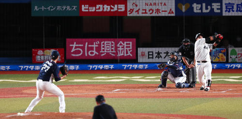 ロッテ対西武　2回裏ロッテ無死、井上は空振り三振に倒れる。投手内海（撮影・足立雅史）