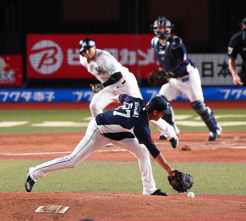 ロッテ対西武　4回裏ロッテ1死、マーティンの投ゴロを捕球する内海（撮影・足立雅史）