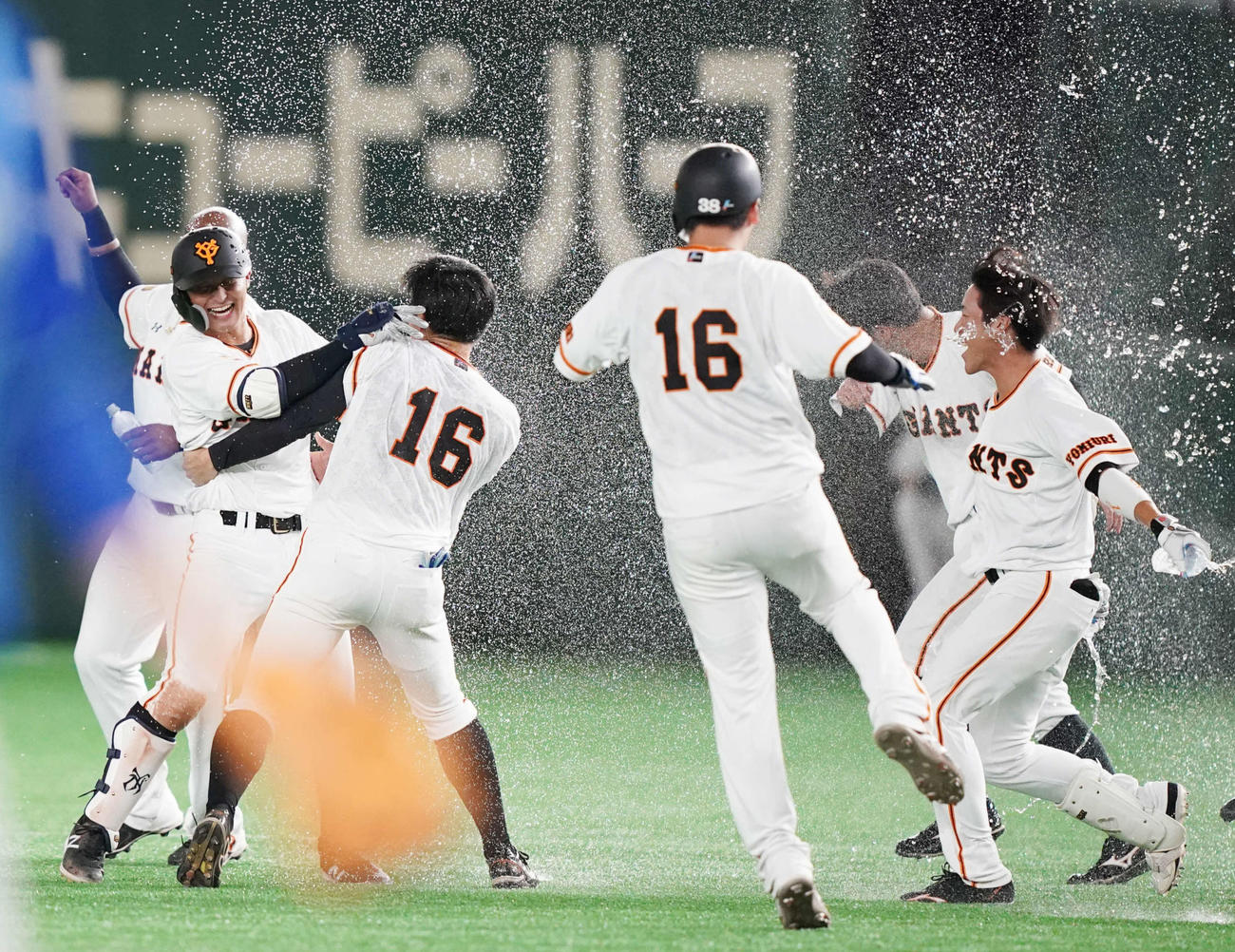 巨人対DeNA　9回裏巨人無死満塁、サヨナラ適時打を放ちナインから祝福される吉川尚（左から2人目）（撮影・江口和貴）